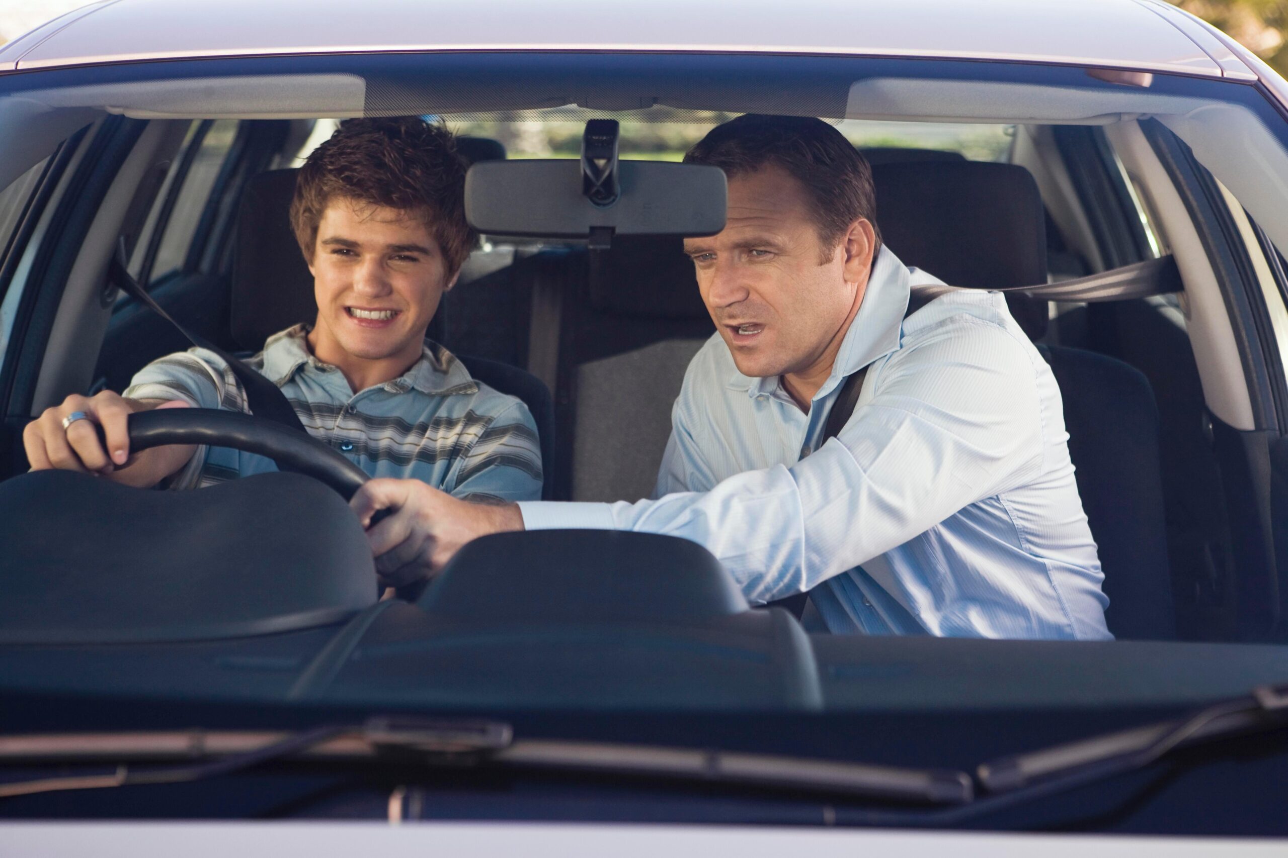 driver-instructor-provides-things-that-beginners-should-do-when-driving